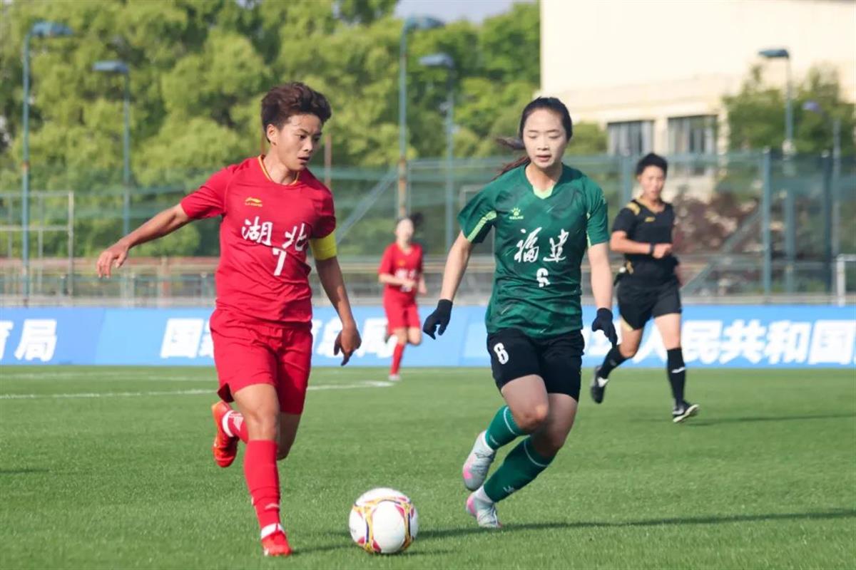 包含运动纪实：中国女足队再次斩获胜利的词条