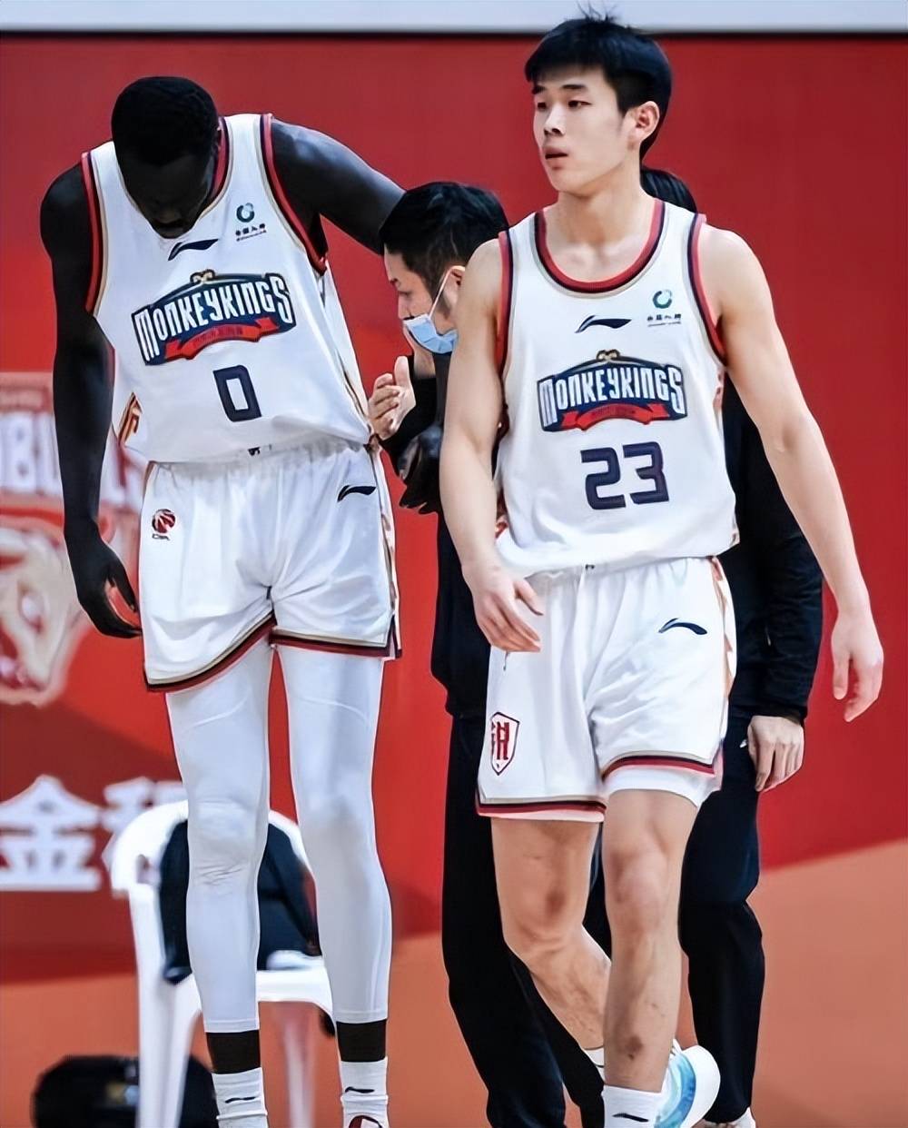 新疆男篮在战场上英勇抗争，坚韧不拔