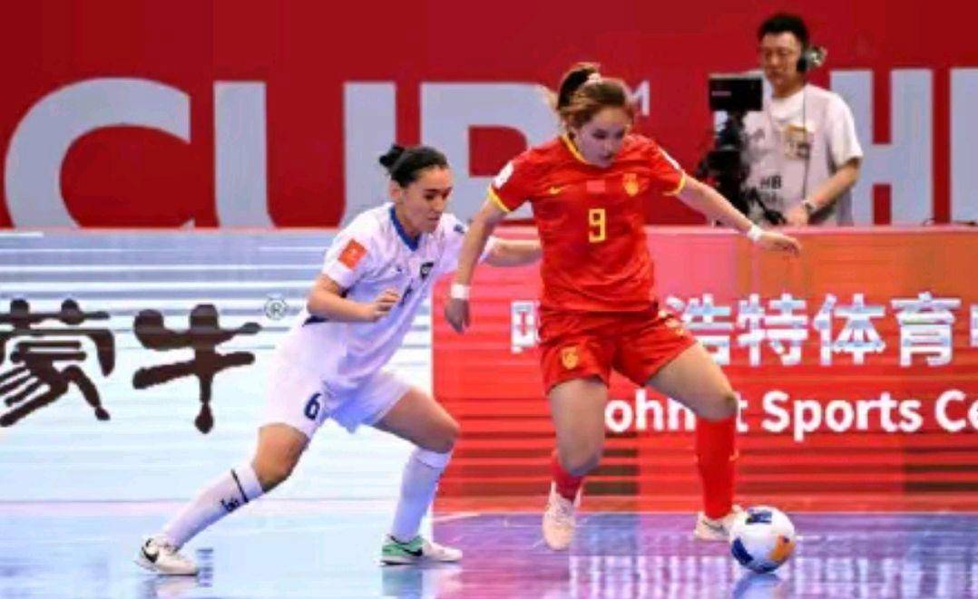 中国女足球员在比赛中斩获胜利