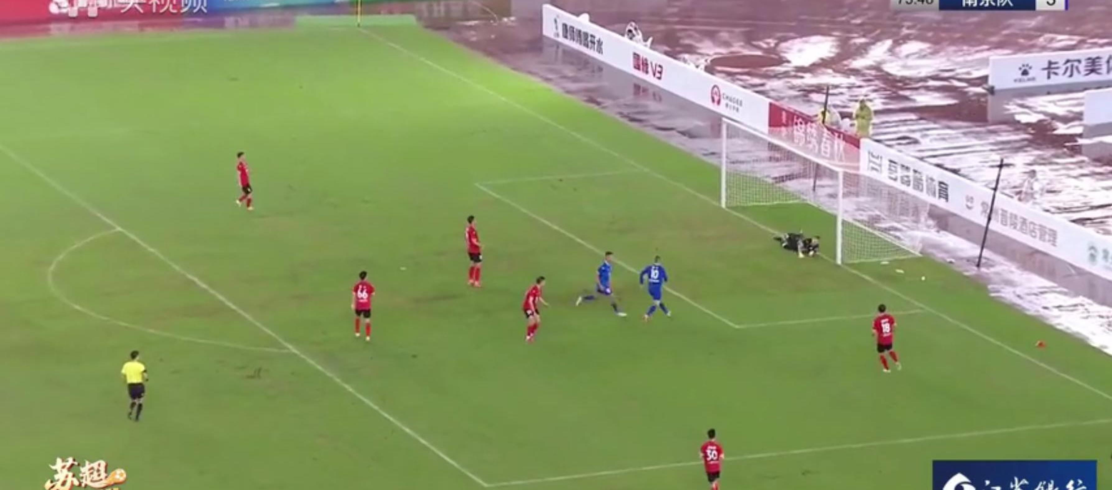 重要比赛结束,球迷掌声雷动 重要比赛结束,球迷掌声雷动