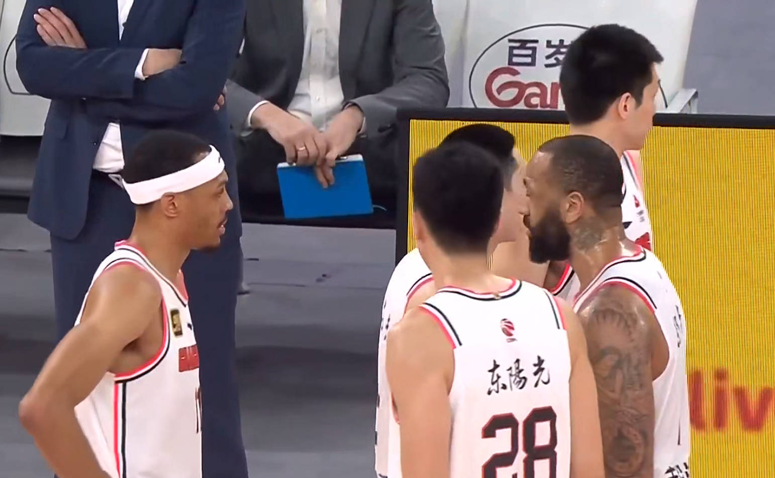 突破封堵,球队在比赛中找到对手弱点 突破封堵,球队在比赛中找到对手弱点