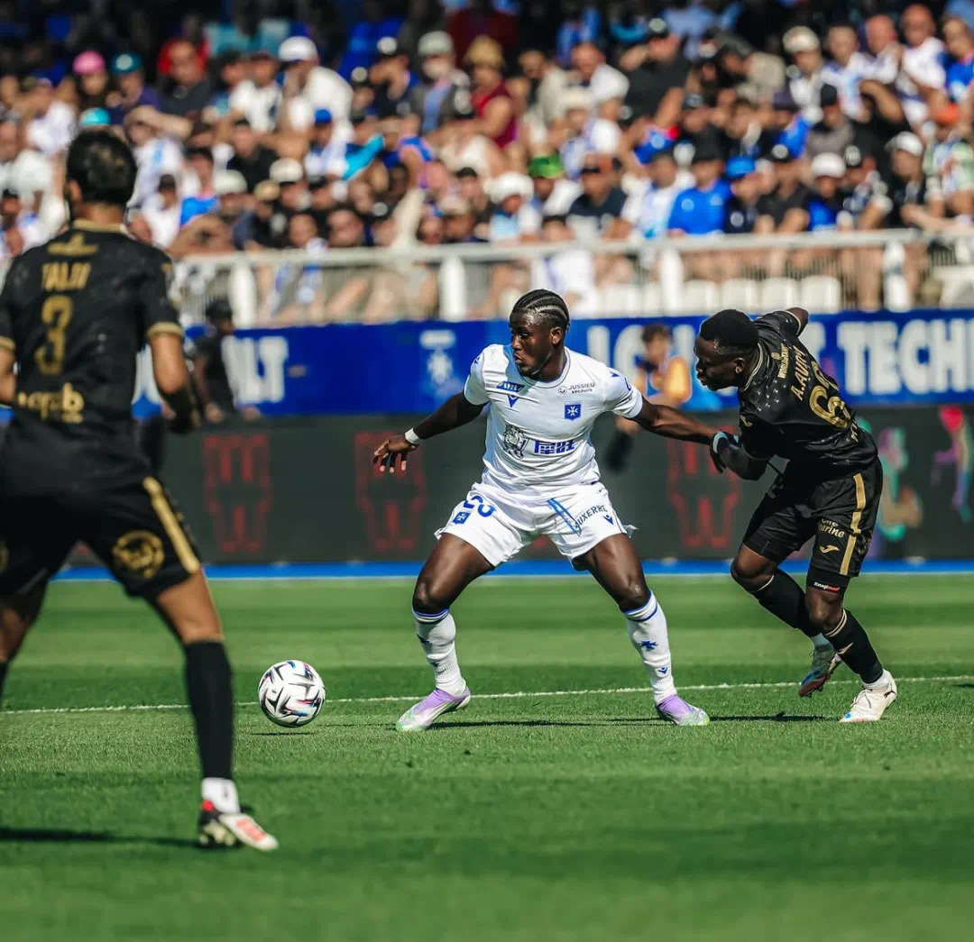 里昂力克斯特拉斯堡,掀翻对手 里昂力克斯特拉斯堡,掀翻对手