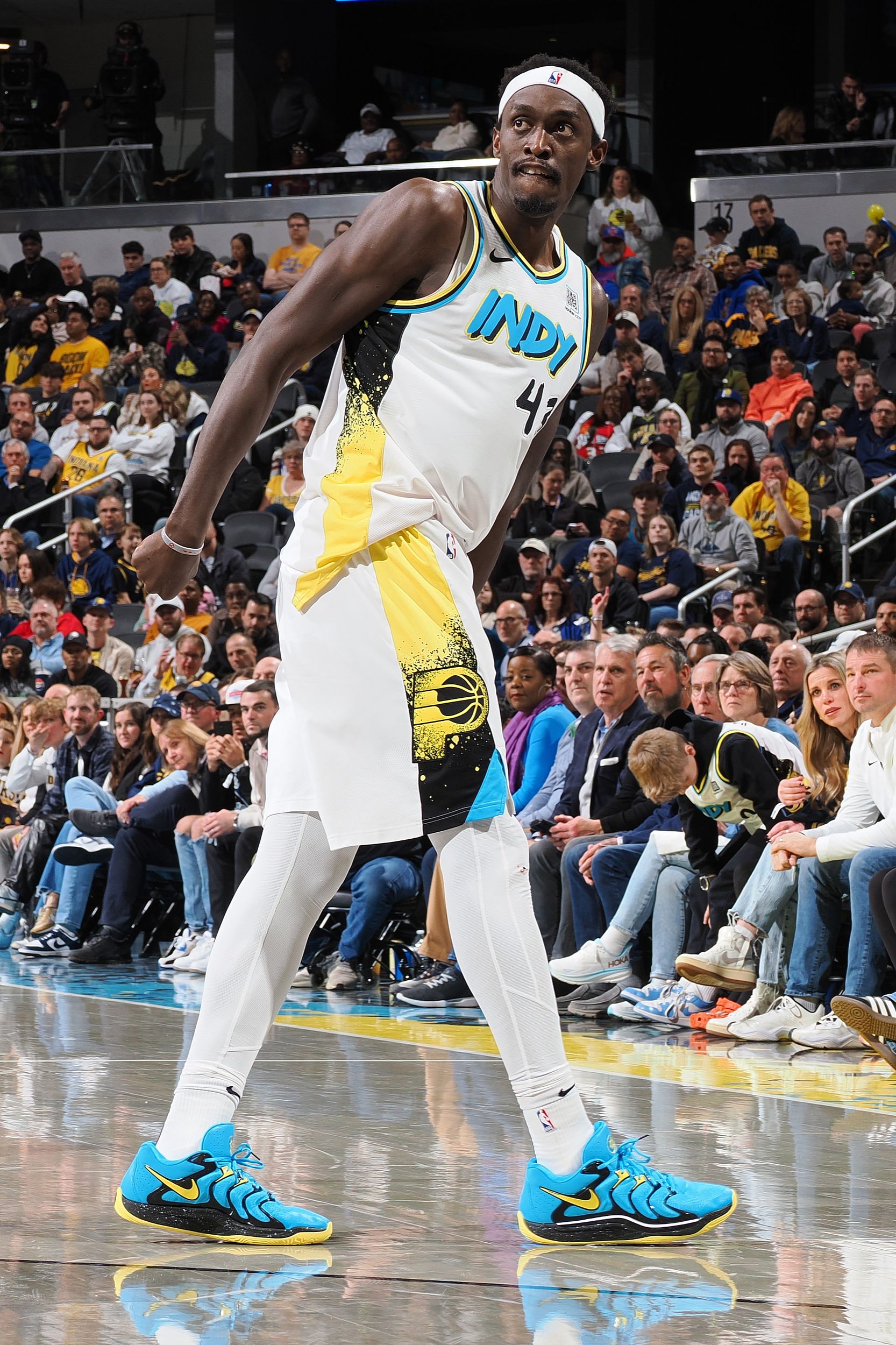 老鹰主场击败步行者,登顶东部 老鹰主场击败步行者,登顶东部